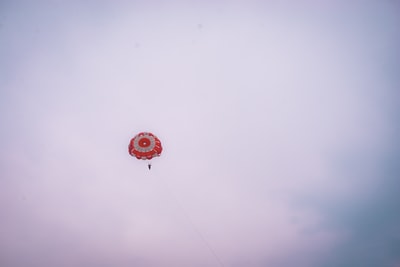 红气球漂浮在天空
